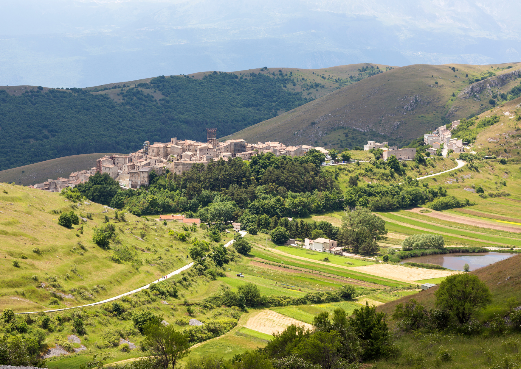 Borgo in pietra di Santo Stefano di Sessanio su un crinale del Gran Sasso, tra prati e campi coltivati