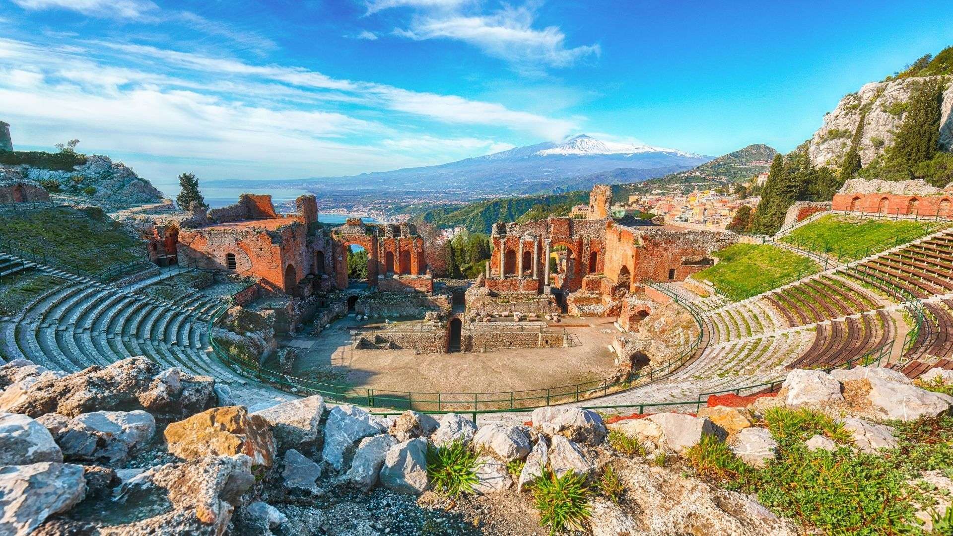 Antikes griechisches Theater von Taormina mit schneebedecktem Ätna im Hintergrund