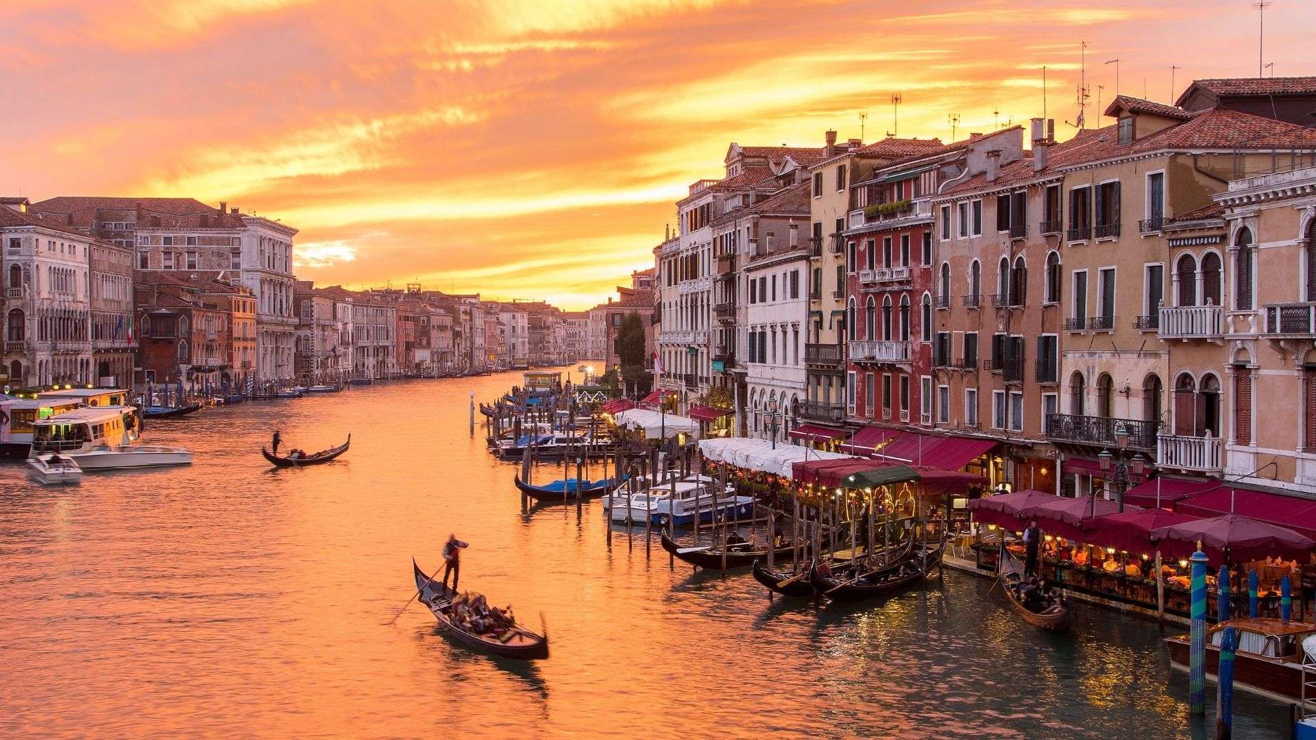 Canal Grande in Venedig bei Sonnenuntergang mit Gondeln vor den Palästen