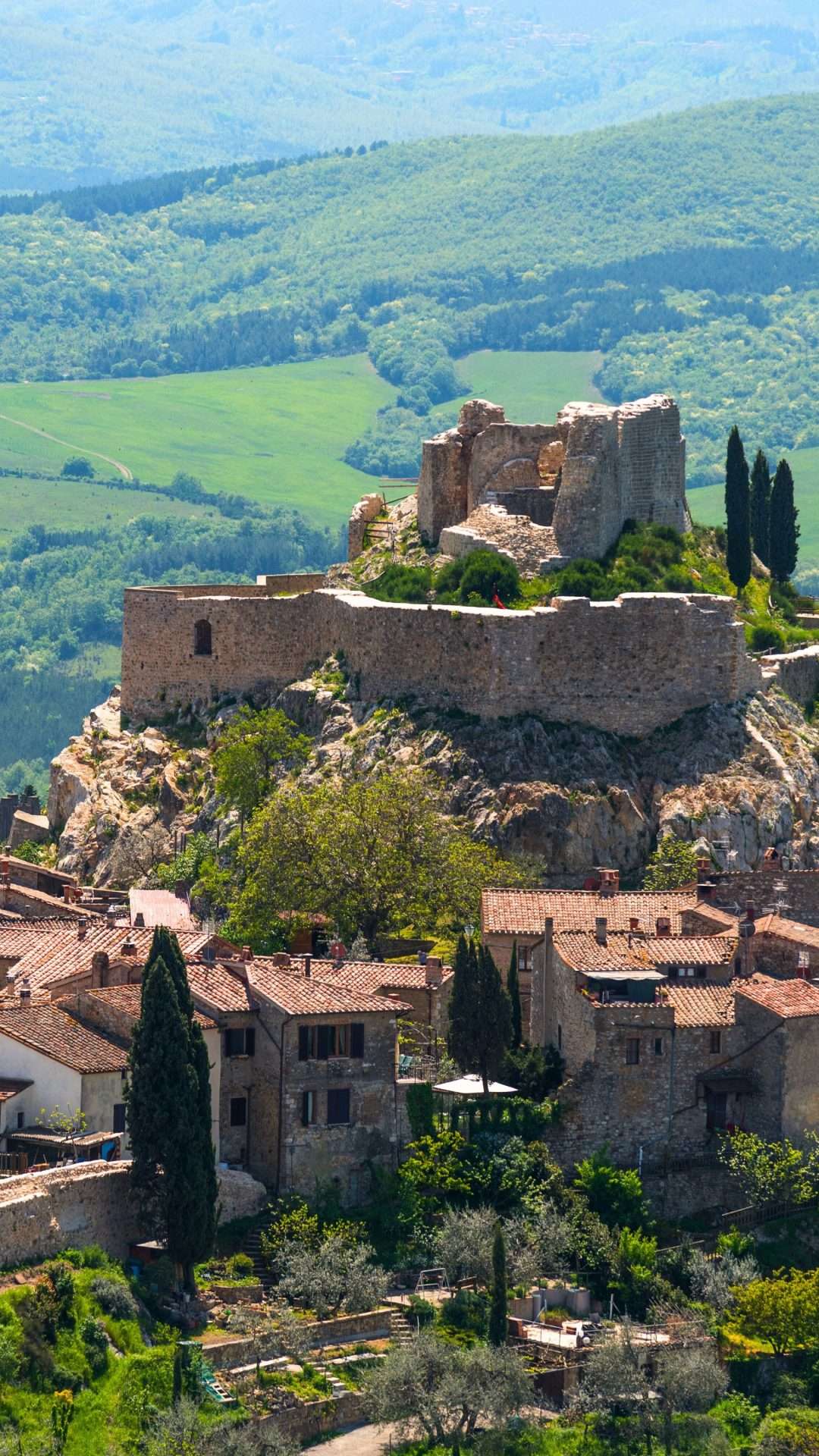 La rocca di Castiglione d'Orcia sopra il borgo e le colline senesi