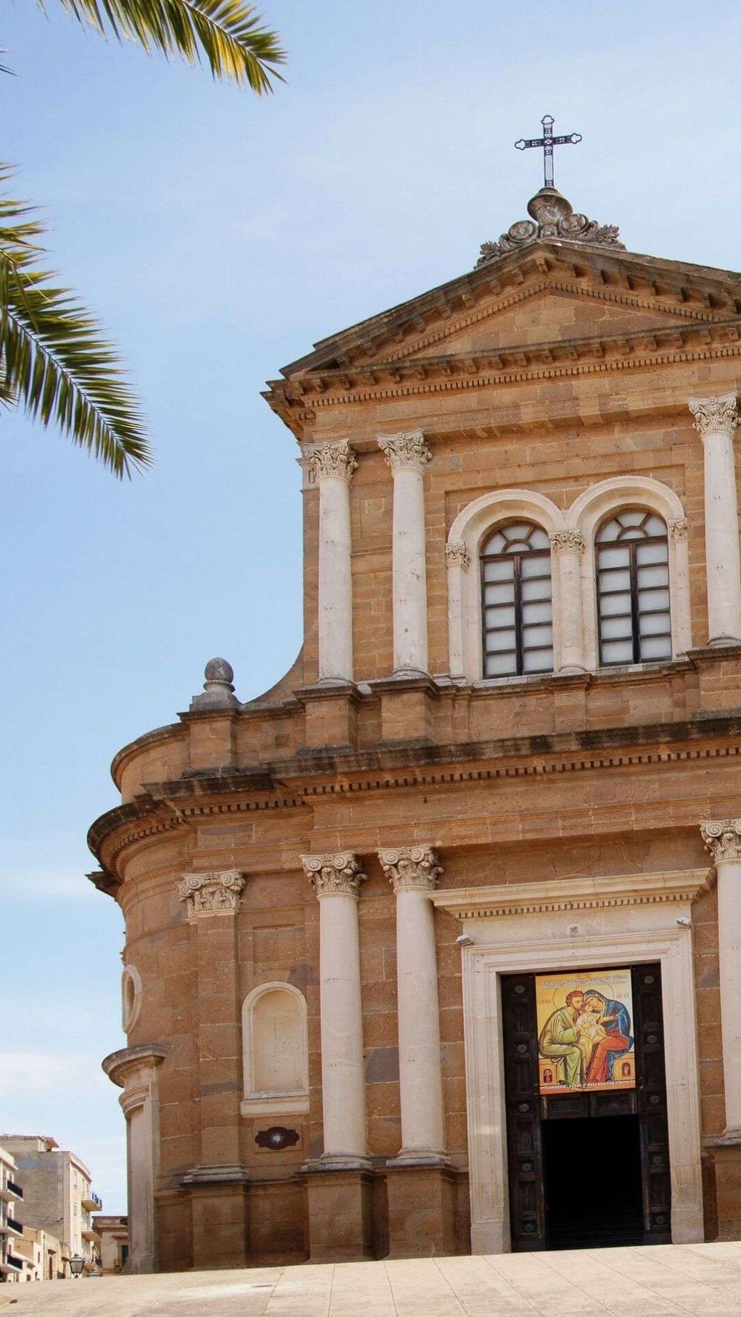 Detail einer barocken Kirchenfassade in Sambuca di Sicilia mit Doppelfenster und Kapitell