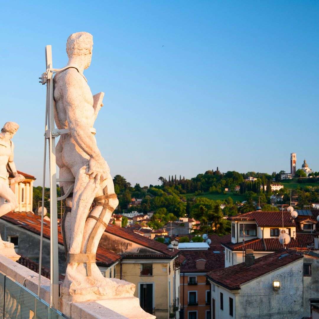 Statua sulla balaustra di Monte Berico con i tetti di Vicenza sullo sfondo