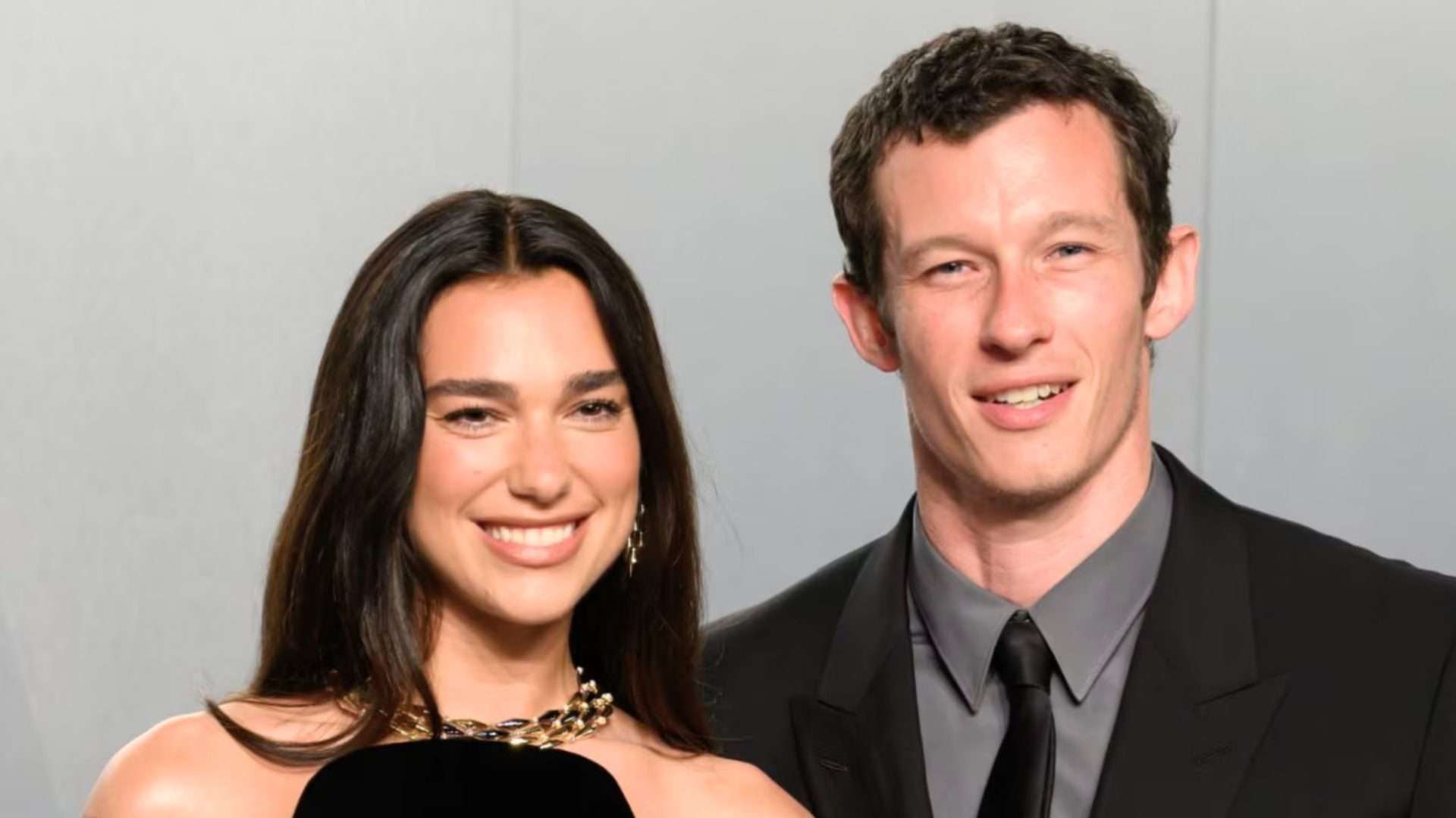 Die Sängerin Dua Lipa und der Schauspieler Callum Turner nebeneinander bei einem Fototermin
