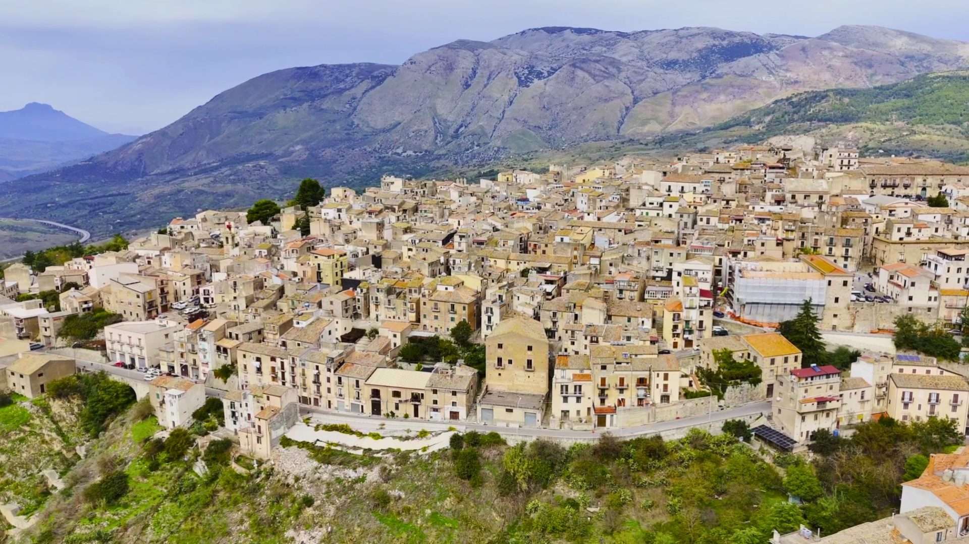 Casas de piedra de Polizzi Generosa en la cresta, ante las montañas Madonie
