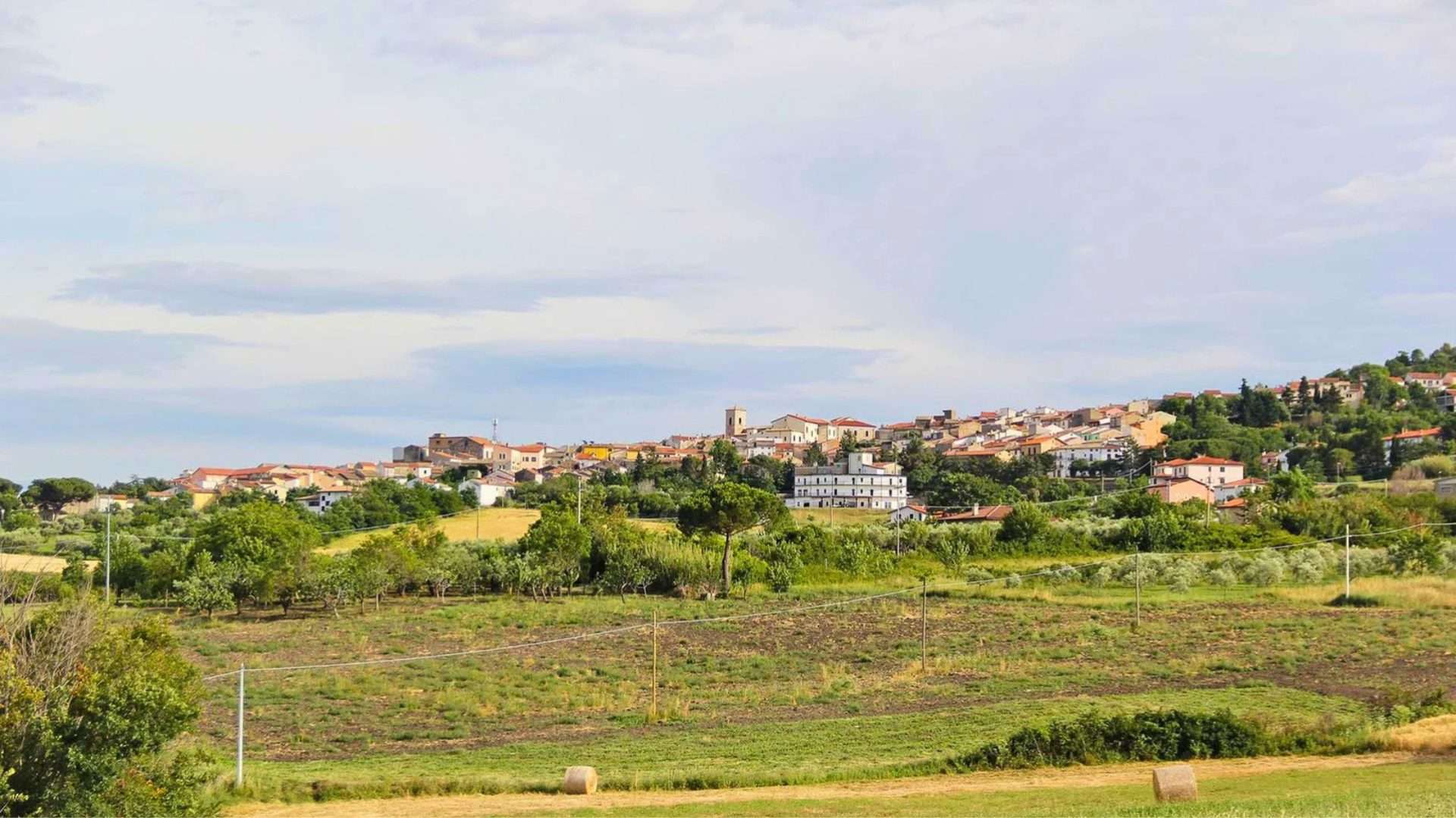 Sant'Elia a Pianisi sobre una loma, por encima de campos y prados