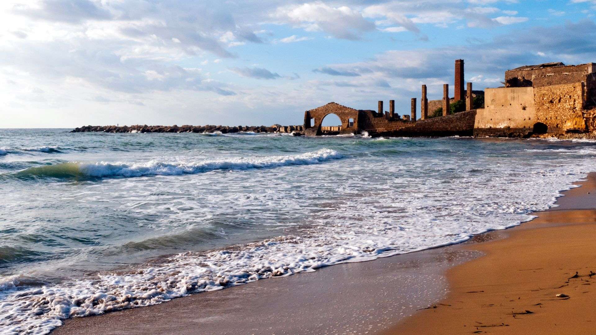 I ruderi della tonnara seicentesca sulla spiaggia di Avola Marina, in provincia di Siracusa