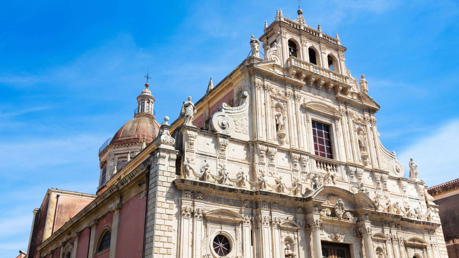 La facciata barocca della Basilica di San Sebastiano ad Acireale