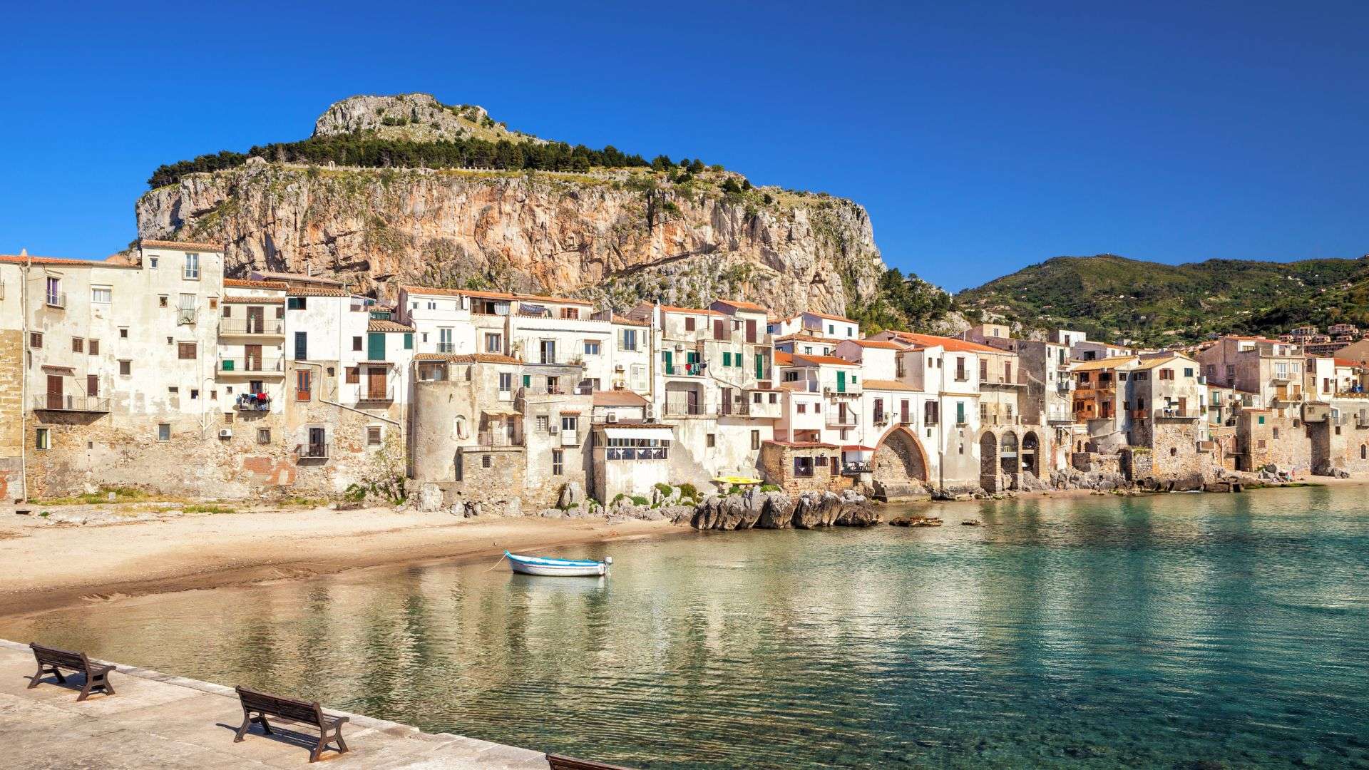 Le case del borgo antico di Cefalù affacciate sul mare, ai piedi della Rocca