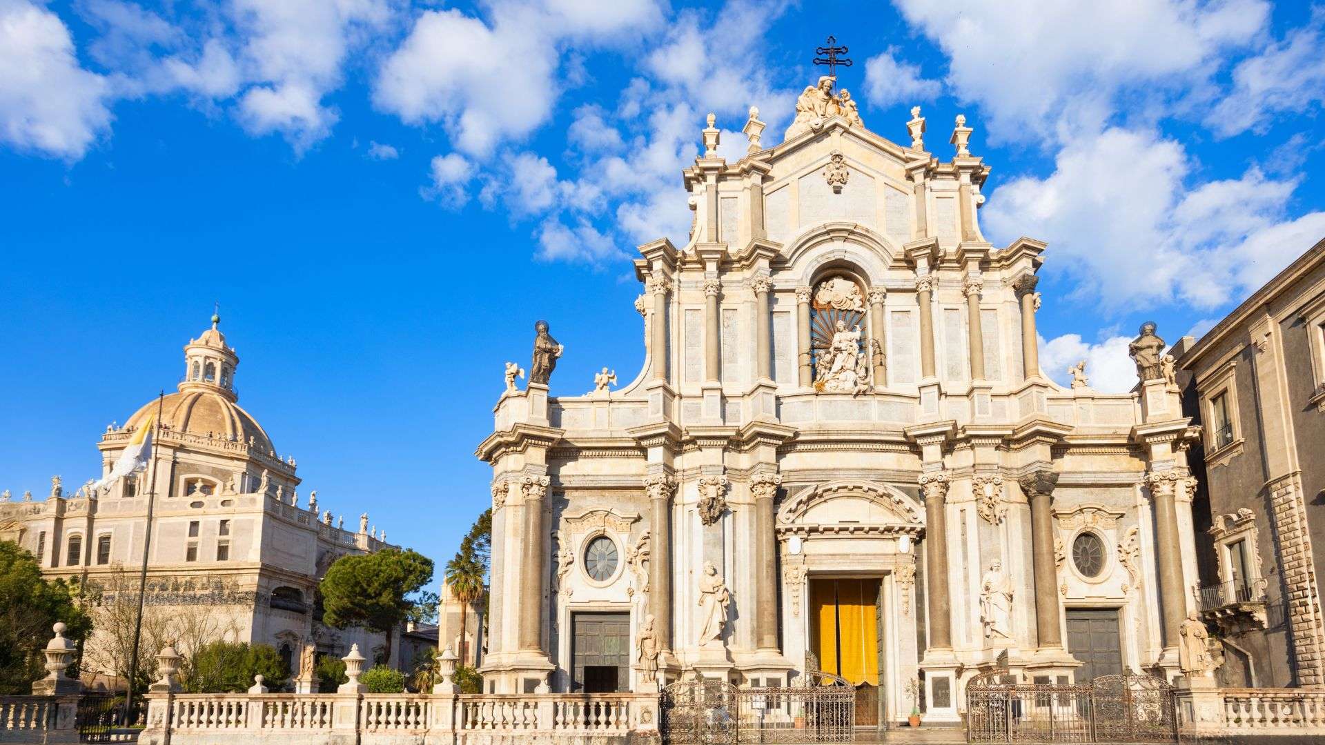 Il Duomo di Catania in piazza Duomo, costruito in pietra lavica