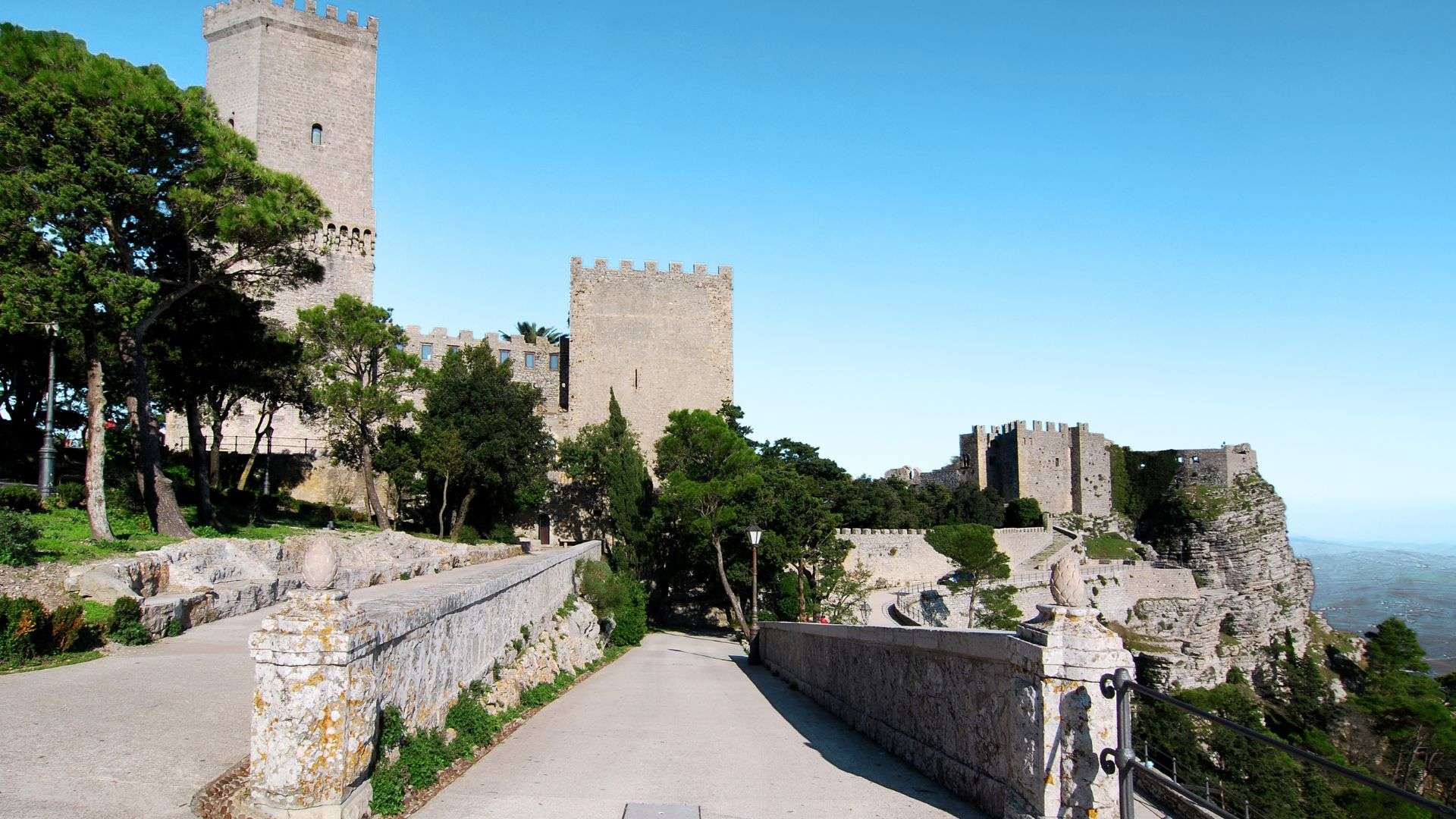 Le Torri del Balio e il Castello di Venere a Erice, a 750 metri sul livello del mare