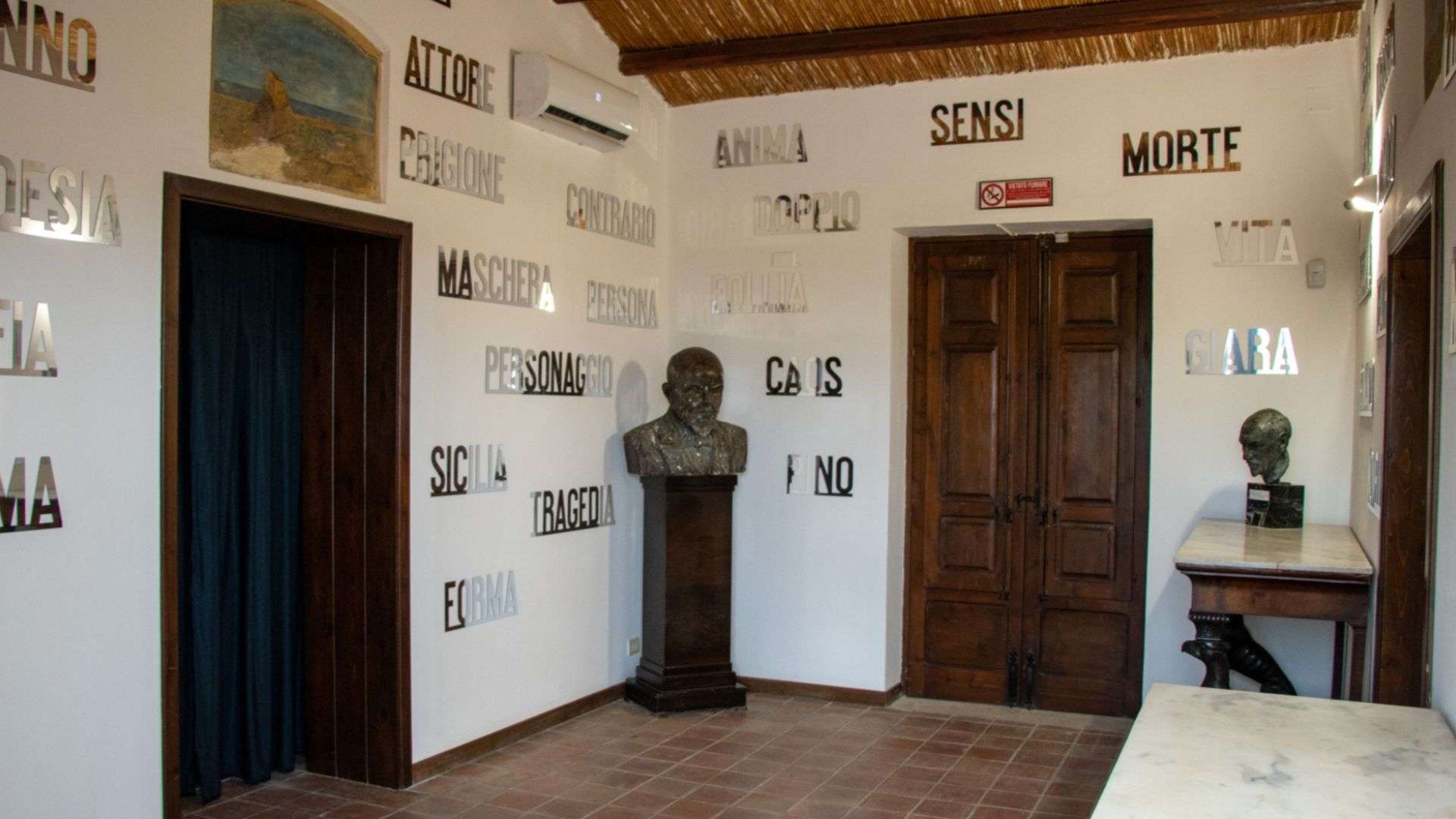 Una sala interna della casa natale di Luigi Pirandello a contrada Caos, con il busto dello scrittore