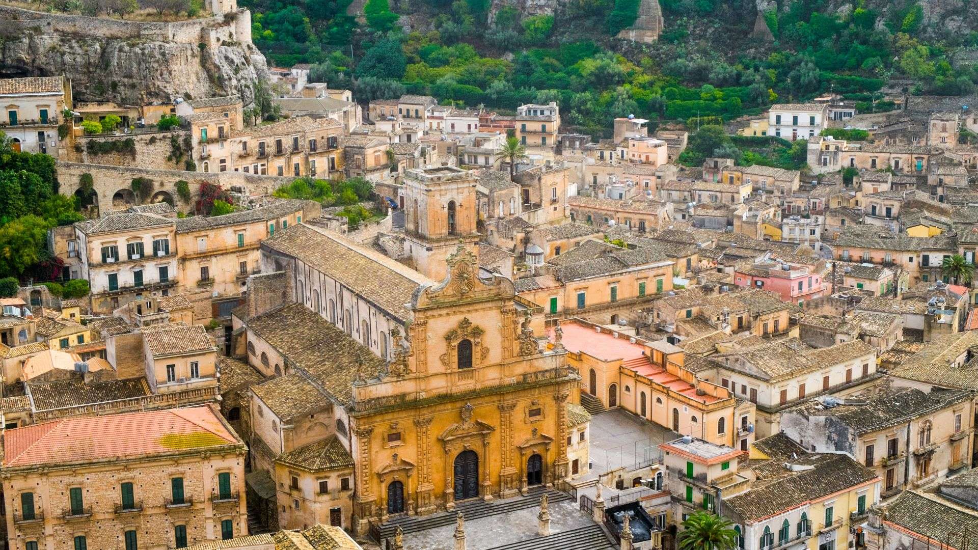 La scalinata e la chiesa di San Giorgio a Modica, capitale siciliana del cioccolato