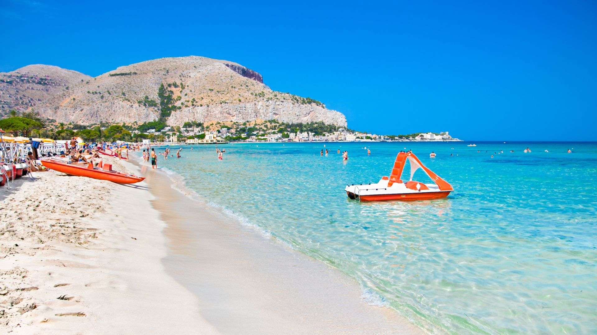 La spiaggia di Mondello con la sabbia bianca e il Monte Gallo sullo sfondo