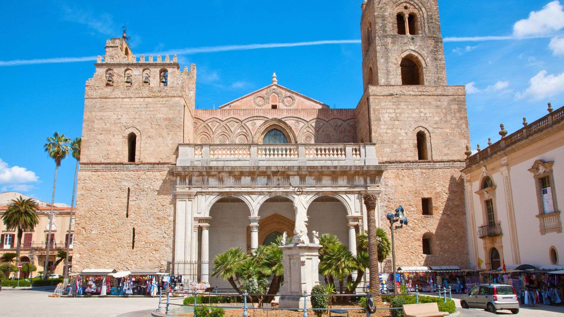 La facciata del Duomo di Monreale vista dalla piazza, con le bancarelle