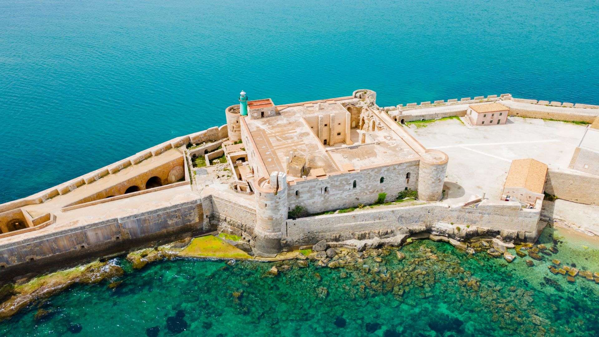 Il Castello Maniace sulla punta di Ortigia, fortezza sveva affacciata sul mare di Siracusa