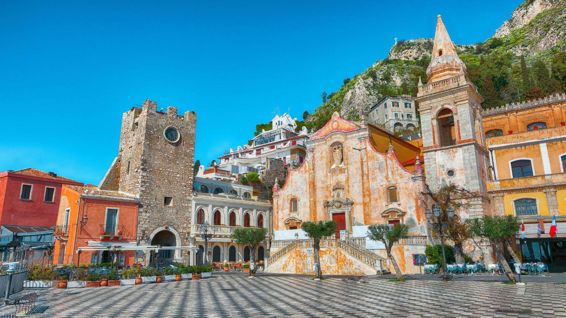 Vivere a Taormina: dietro la cartolina, la vita sulla costa ionica
