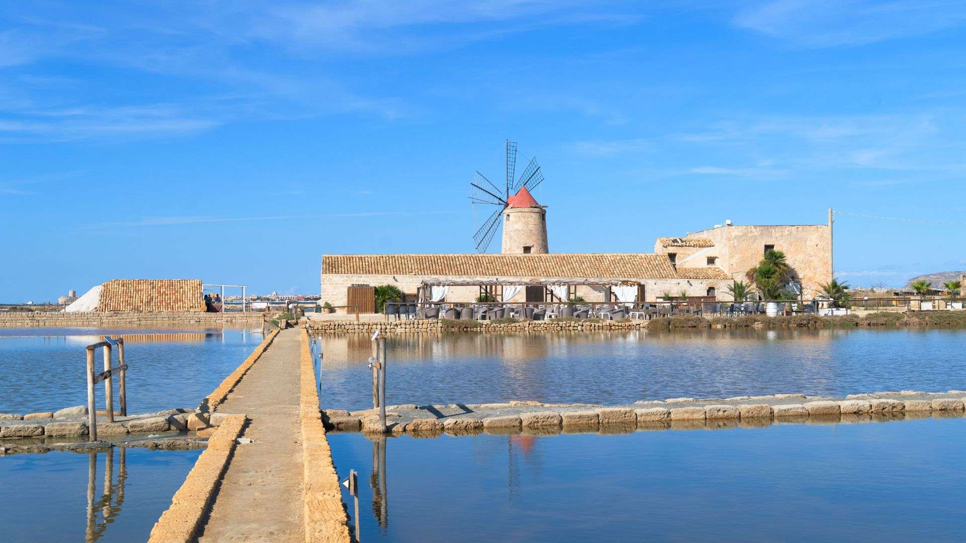 Le saline di Trapani con i mulini a vento al tramonto