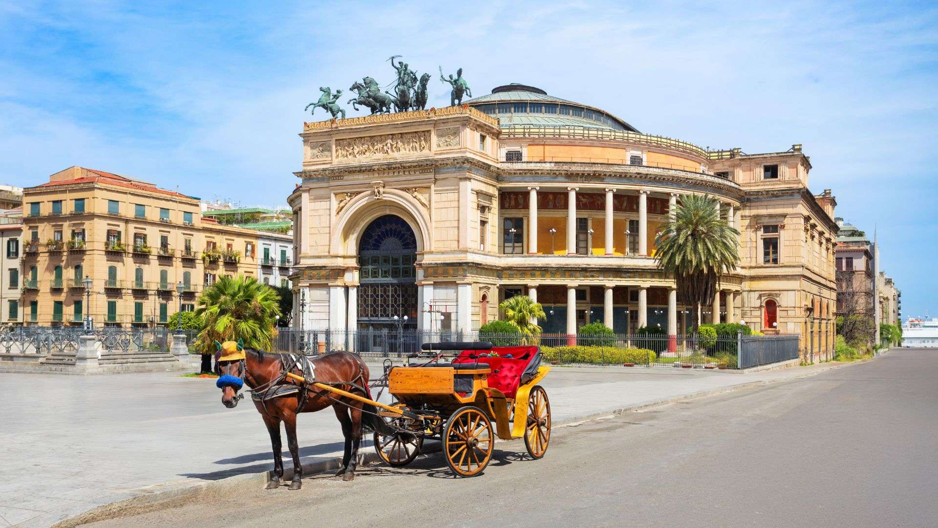 Il Teatro Politeama Garibaldi in piazza Ruggero Settimo a Palermo, con una carrozza in primo piano