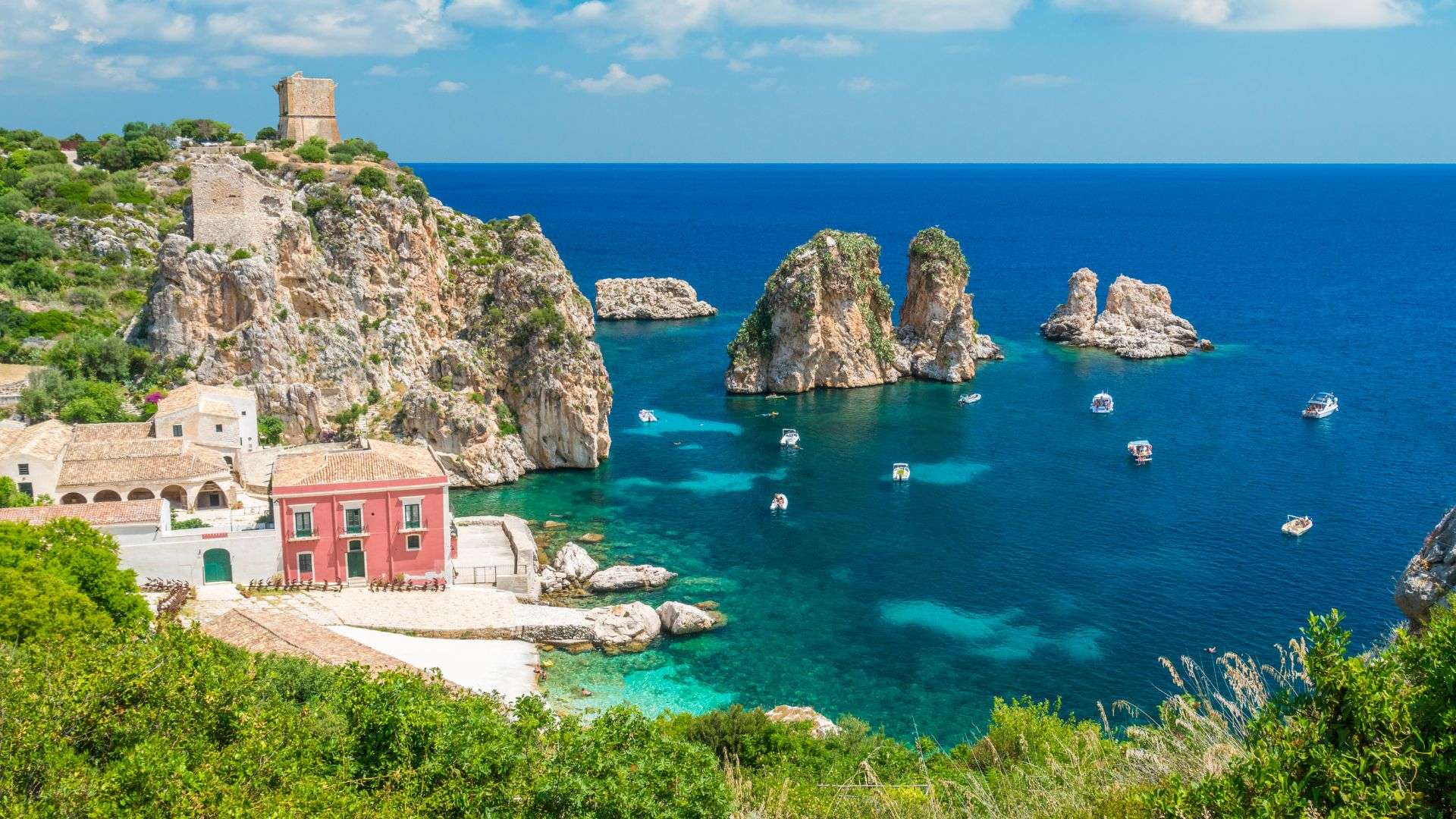 I faraglioni e la tonnara di Scopello, nel golfo di Castellammare